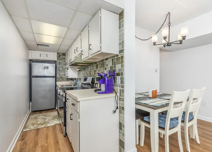 Beachside Getaway Updated 1br With Wi-fi & Pool