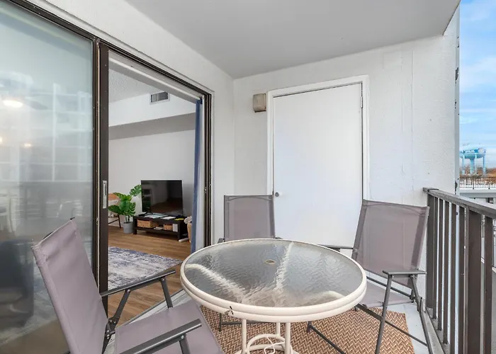 Holiday home Beachside Getaway Updated 1br With Wi-fi & Pool