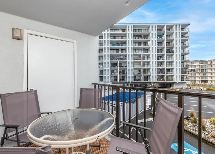 Holiday home Beachside Getaway Updated 1br With Wi-fi & Pool *