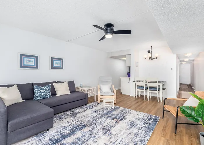 Holiday home Beachside Getaway Updated 1br With Wi-fi & Pool *