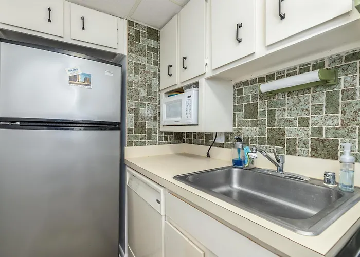 Beachside Getaway Updated 1br With Wi-fi & Pool *