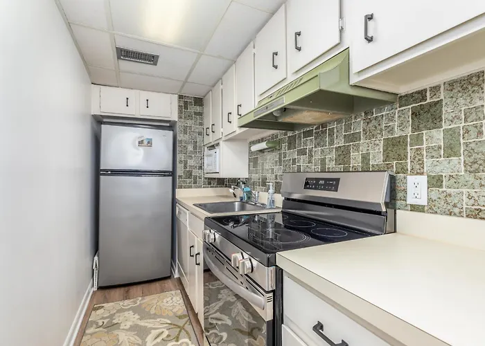 Beachside Getaway Updated 1br With Wi-fi & Pool Holiday home