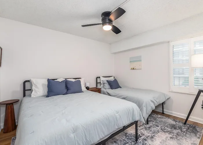 Holiday home Beachside Getaway Updated 1br With Wi-fi & Pool *