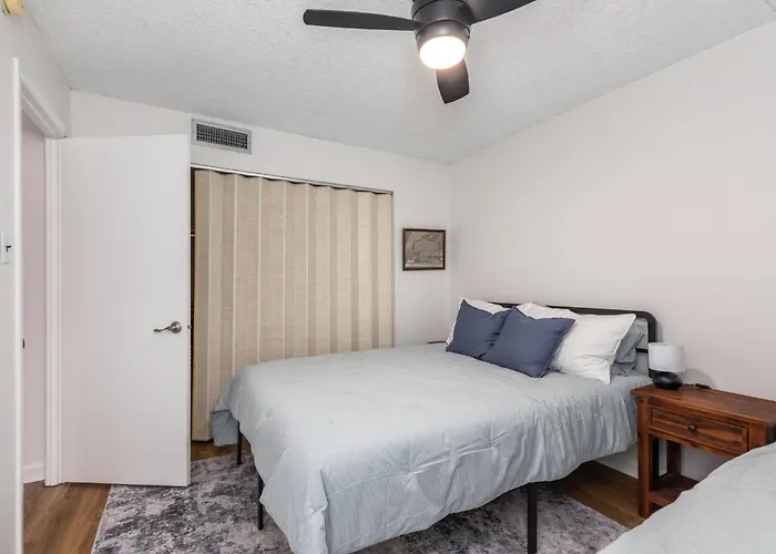 Beachside Getaway Updated 1br With Wi-fi & Pool Holiday home *
