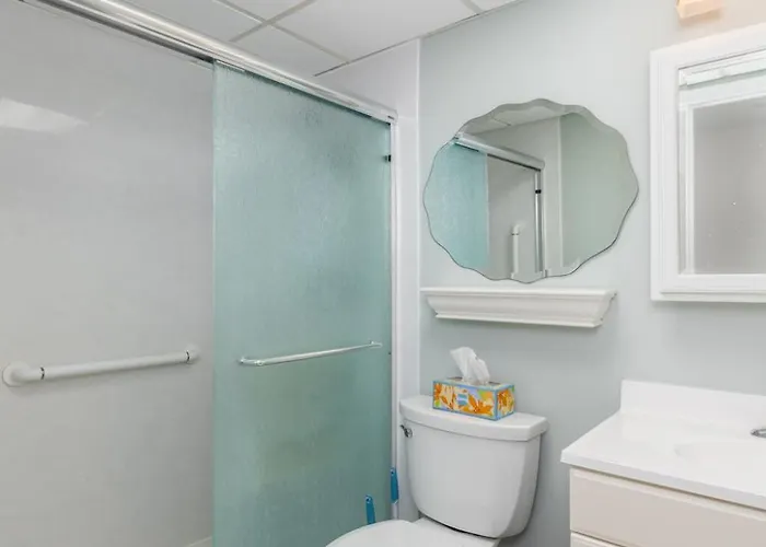 Holiday home Beachside Getaway Updated 1br With Wi-fi & Pool *