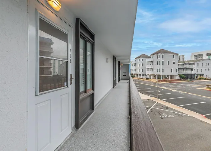 Beachside Getaway Updated 1br With Wi-fi & Pool *